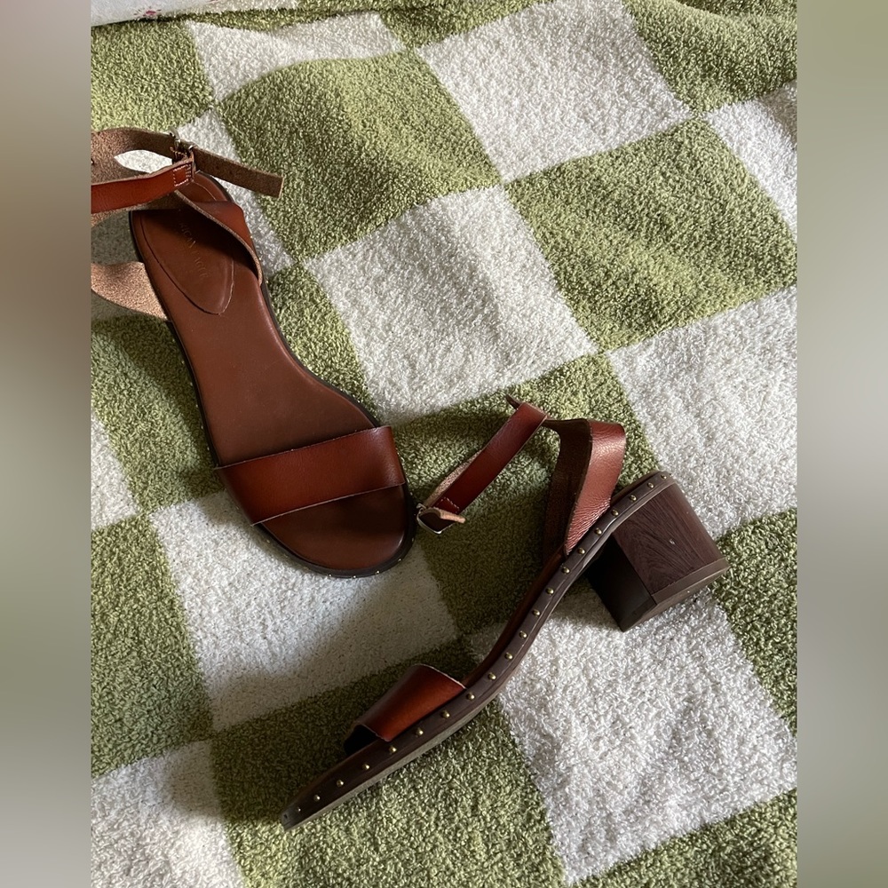 American Eagle size 7 block sandal